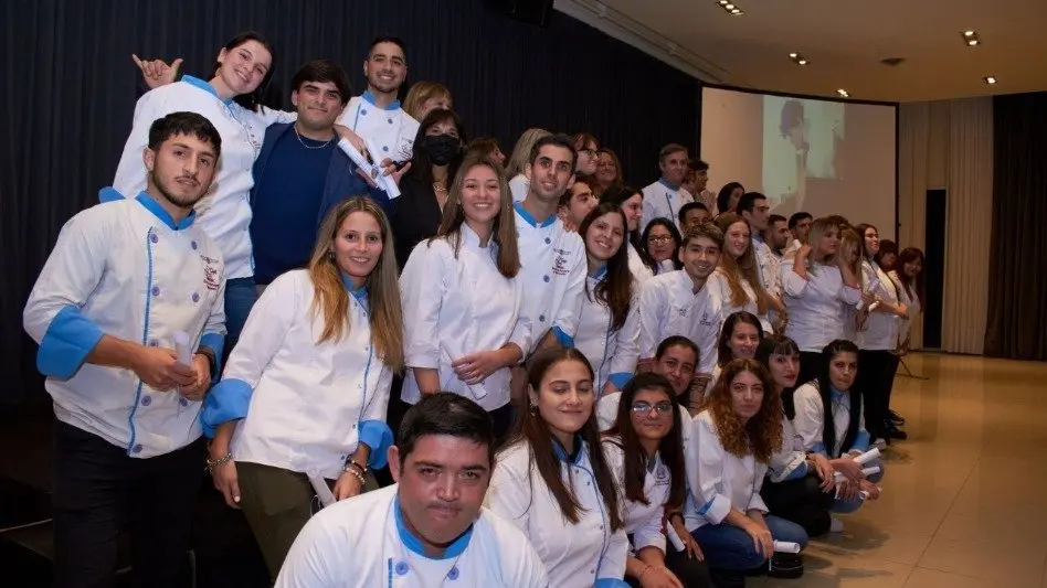 Egresaron 240 alumnos de la escuela de Utghra