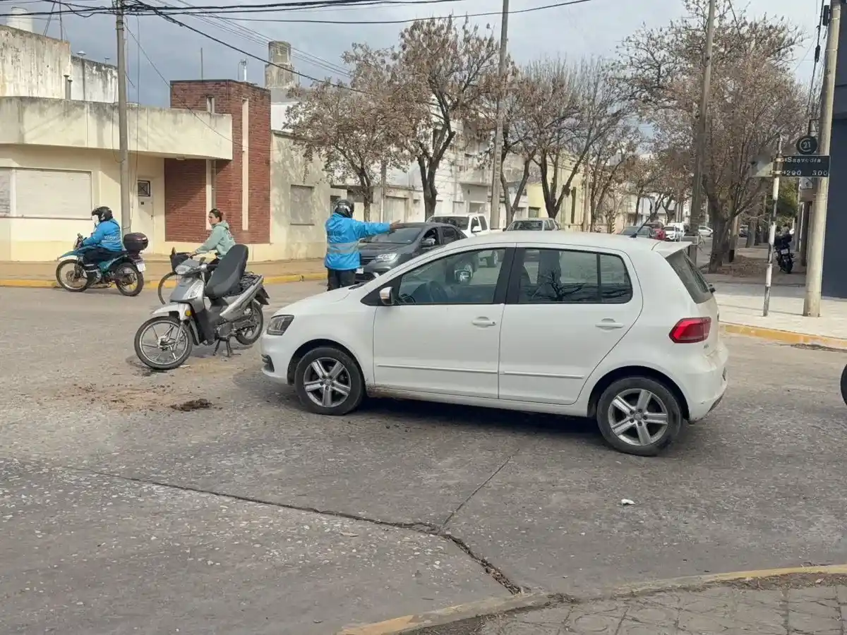El auto que chocó con la moto poco después del mediodía. Foto: BVVT