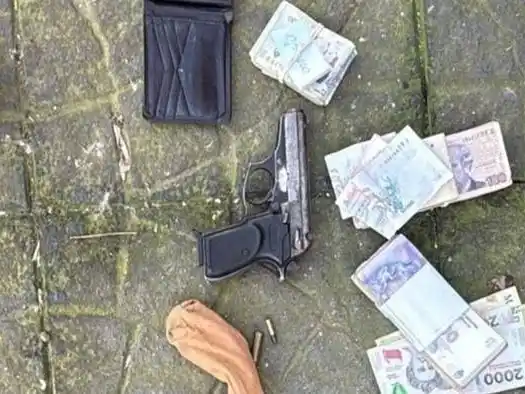 La policía secuestró el arma y dinero, entre otros elementos.