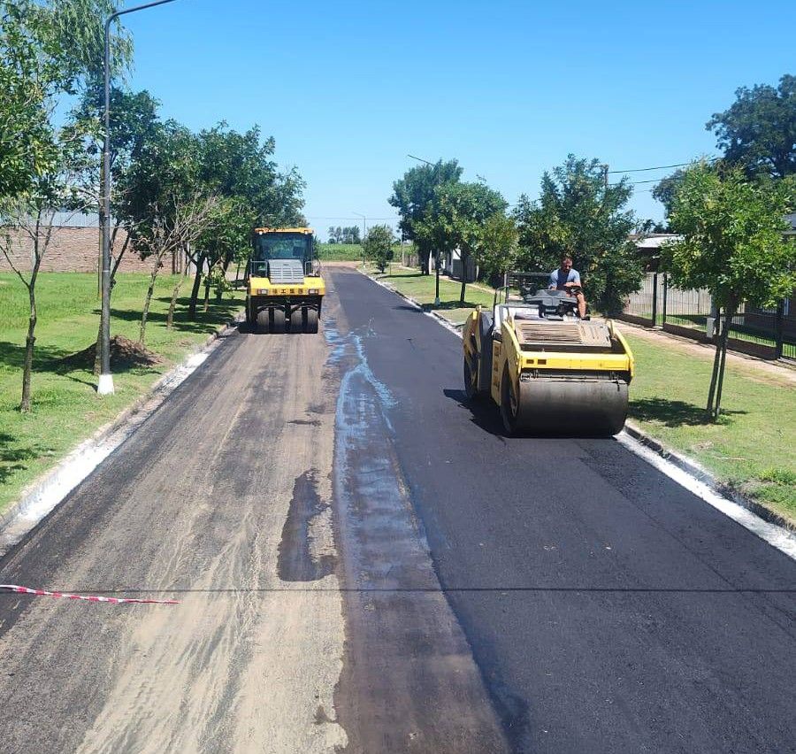 Personal municipal trabajando en las dos cuadras de asfalto.