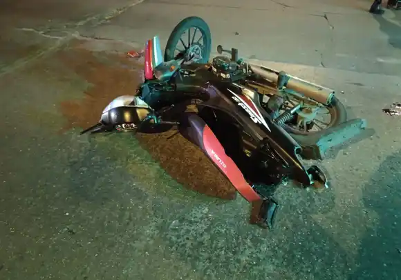 Tras chocar contra un auto, motociclista fue derivado al HIGA con politraumatismos