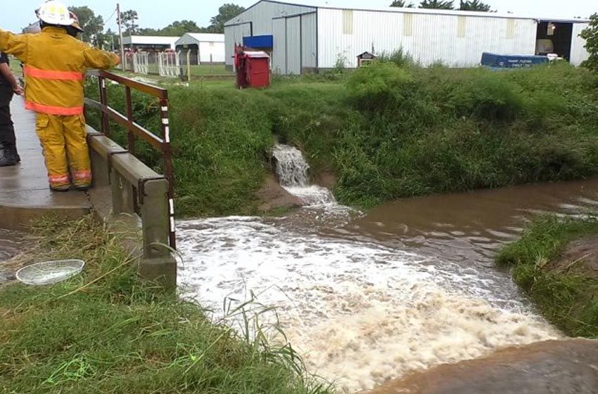 Impresionante rescate de un niño que casi es arrastrado por la corriente