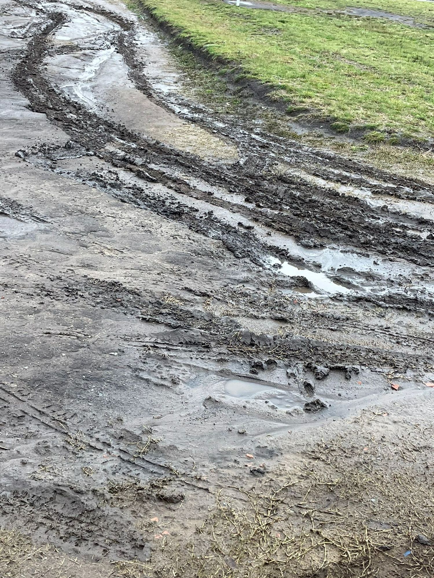 Así quedó una de las calles del barrio después de la lluvia del martes.