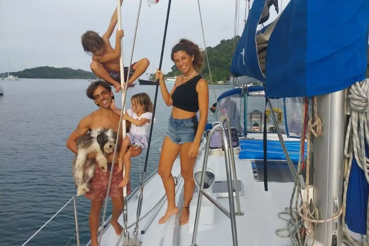 El Barco Amarillo: la familia argentina que vive en un velero hace ocho años y cruzó el Pacífico en 28 días sin escalas
