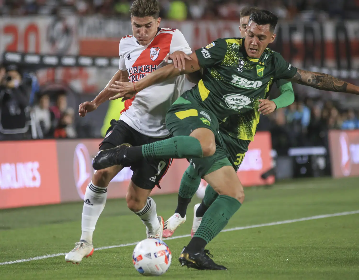 Un intento ofensivo de Alvarez, que no pudo llegar al gol.