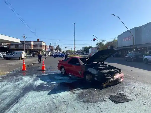 Se prendió fuego un auto en el norte de la ciudad de Santa Fe