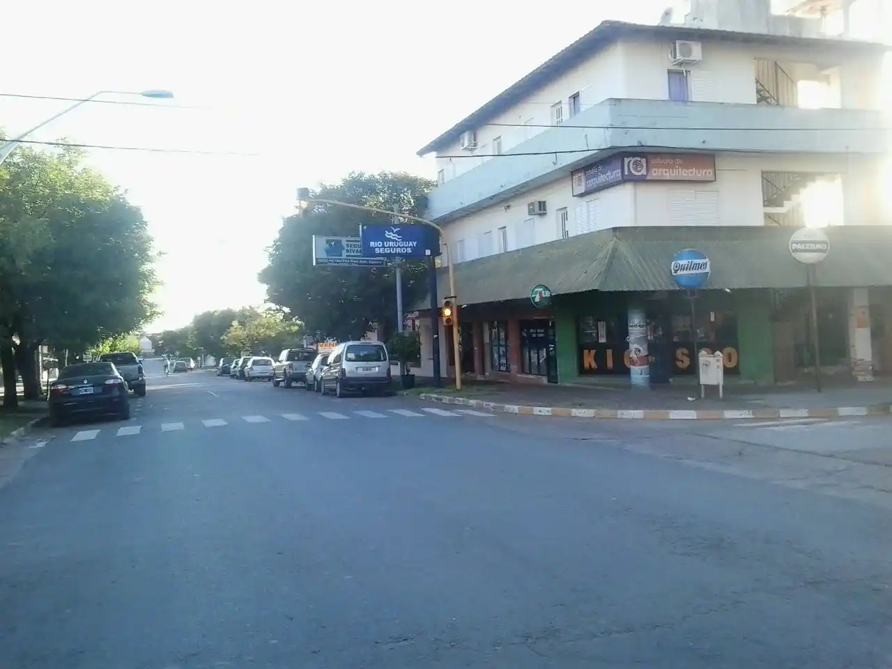 Funcionan los semáforos de la esquina del Colegio