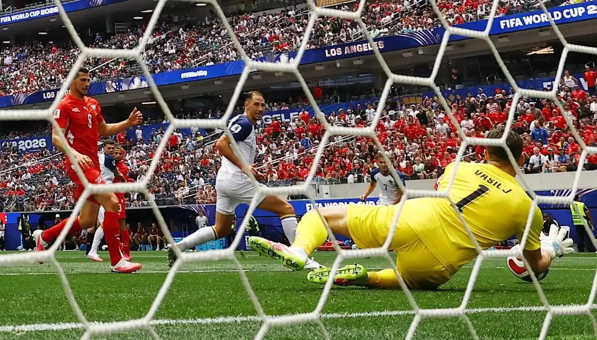 El partido se definió sobre el final con 4 goles en los 10 minutos finales. Foto: Reuters