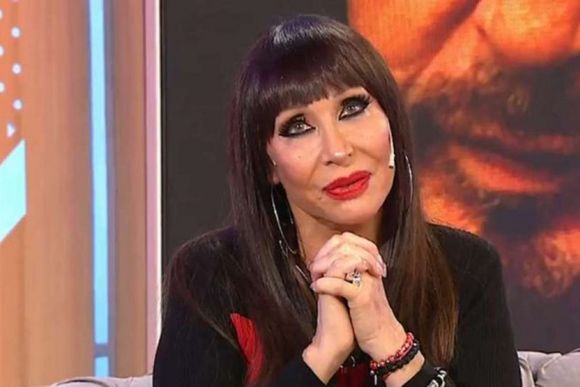 La ONE: a los 76 años, Moria Casán posó en bikini en la playa y le respondió a una usuaria que la criticó en Twitter