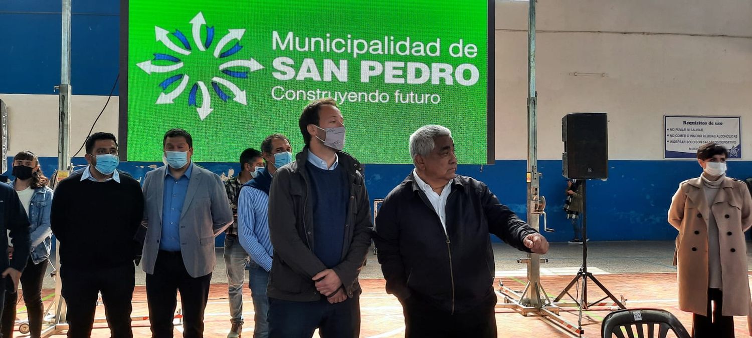Entregan escrituras con el ministro de Economía bonaerense
