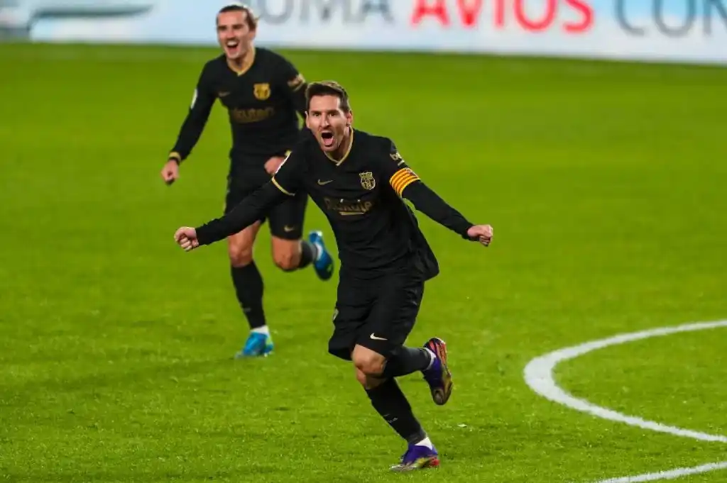 París Saint Germain sigue de cerca a Messi