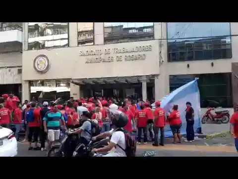 Tensión e incidentes frente a la sede del Sindicato de Municipales