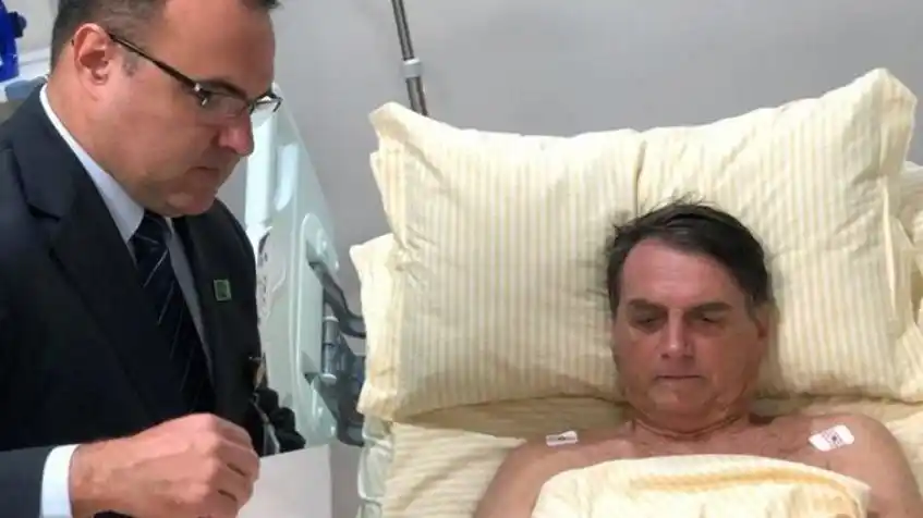 Bolsonaro tiene neumonía y seguirá internado
