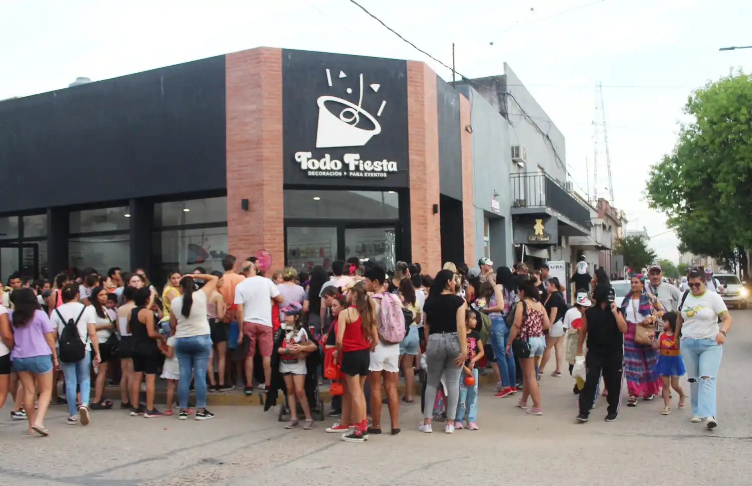Halloween: Jóvenes invadieron el centro de la ciudad