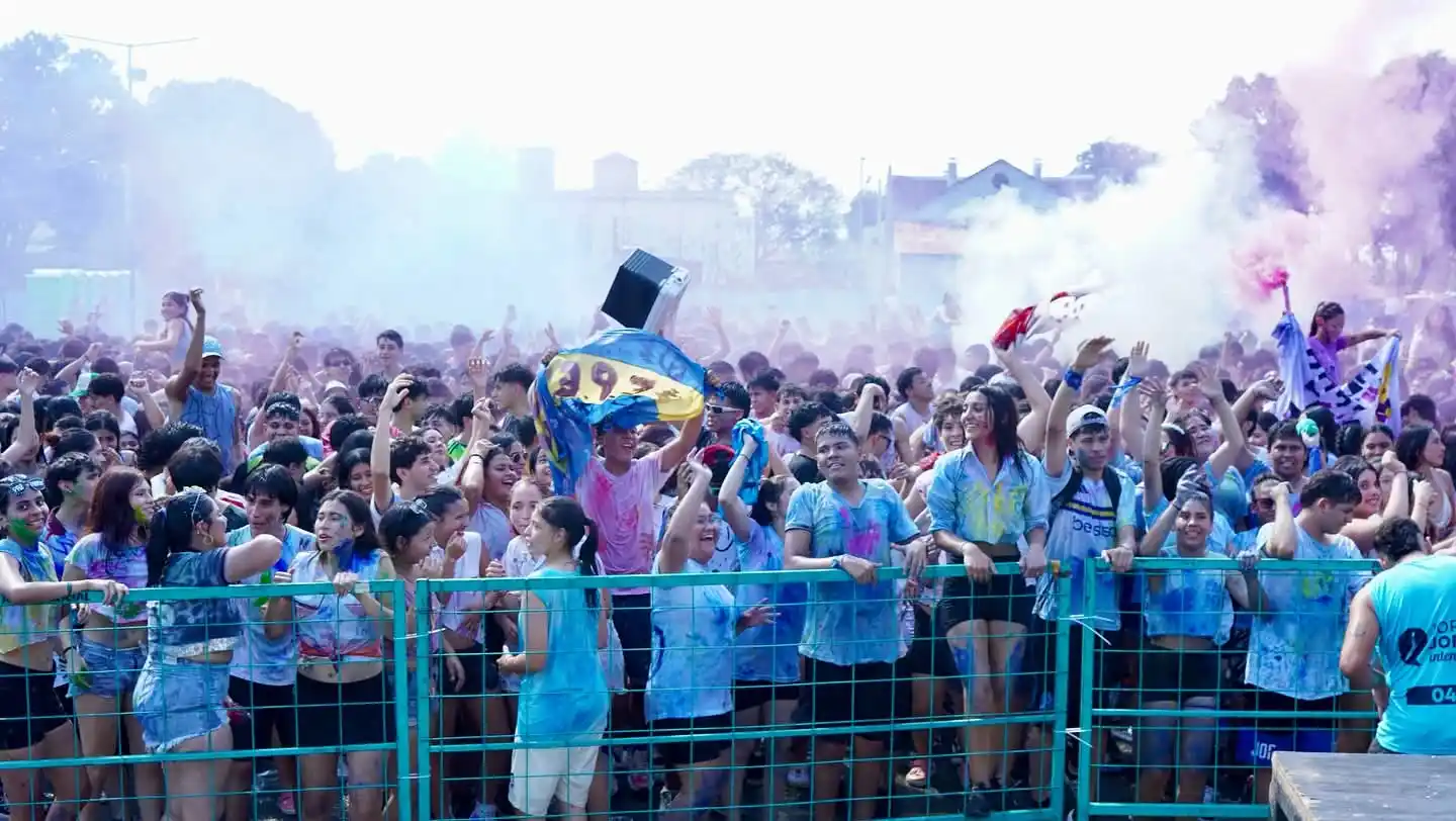 Miles de jóvenes disfrutaron de la "Guerra de Colores"