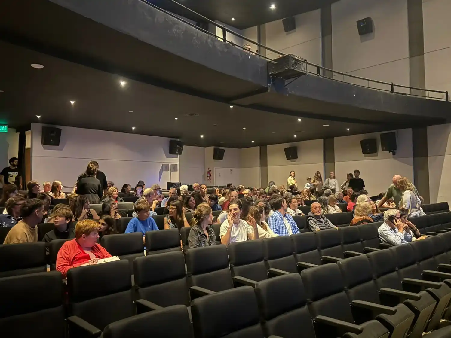 La sala del Espacio Incaa recibió a decenas de espectadores para disfrutar del estreno de "La Luna de Coco".