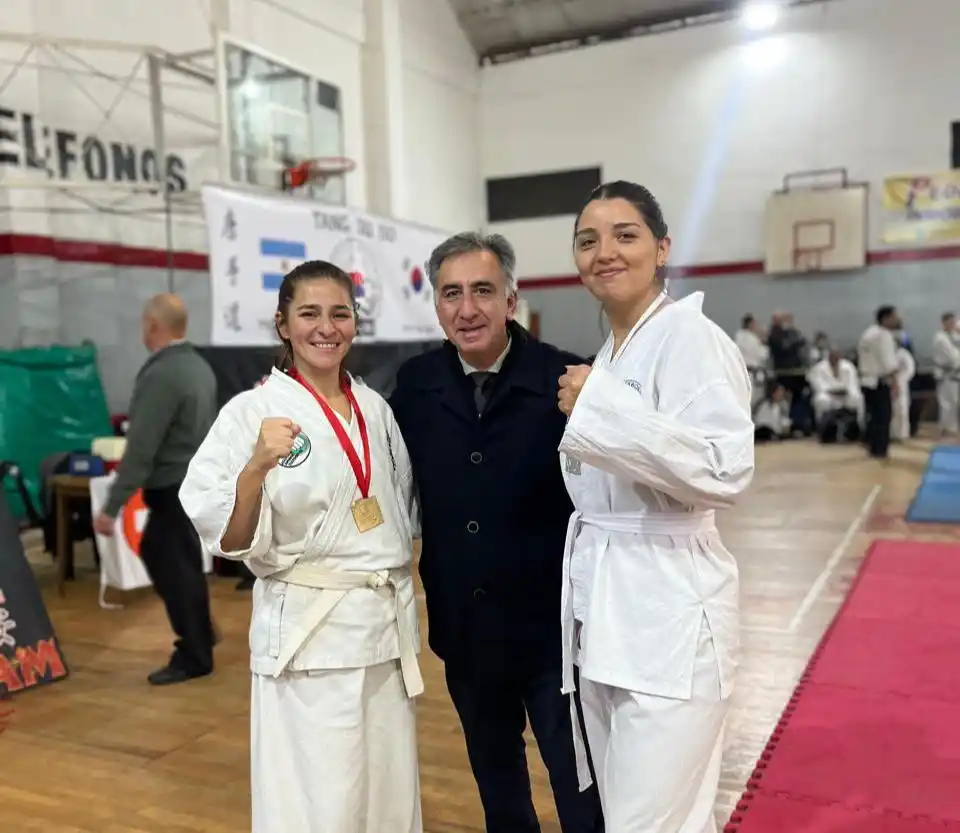 Samira Basualdo y Gladys Santa Cruz junto al Maestro Alejandro Yapuncic luego de obtener medallas en su primer torneo.