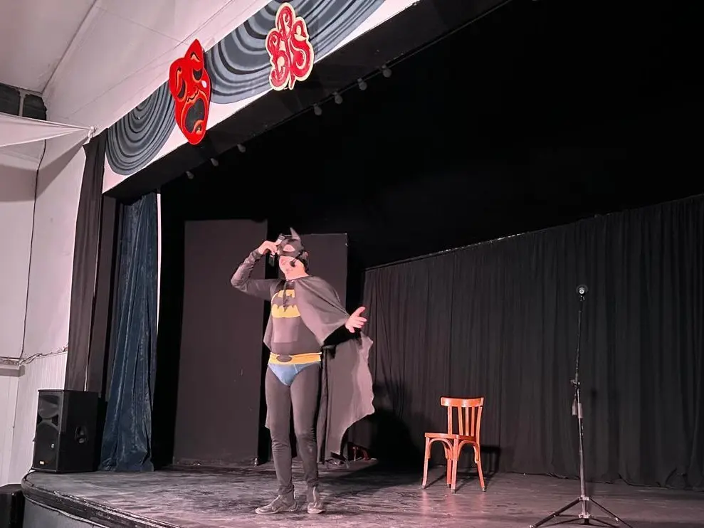 Un superhéroe del humor que hace más de 8 años lleva adelante esta entretenida y colorida función. “Monólogos Heroicos” nació en 2019, una obra que presentó en gran parte de la Argentina y en países de Sudamérica y Europa
