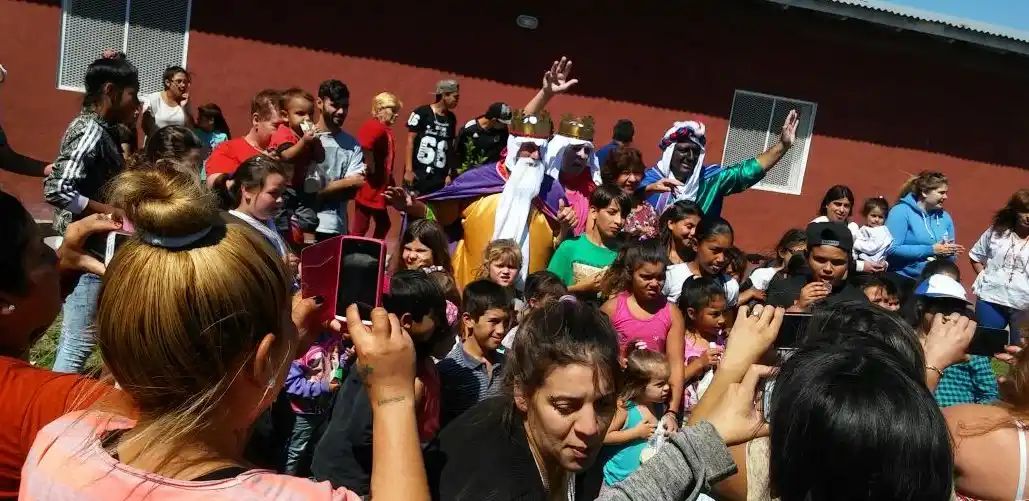 Los reyes magos entregaron juguetes en hogares municipales