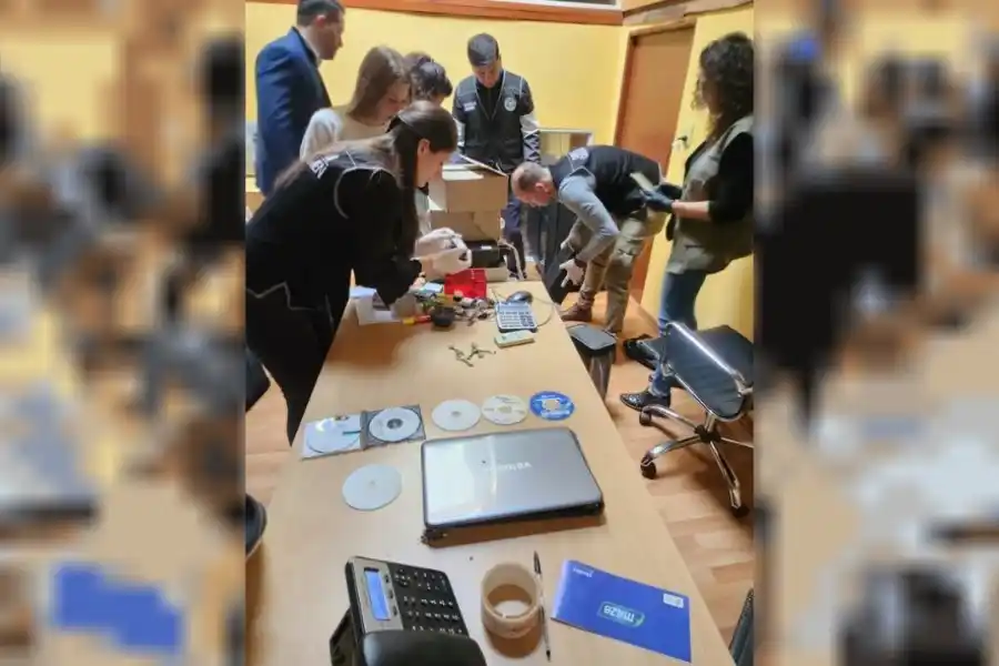 Parte de los allanamientos en el Social Club del diputado Pedro Puerta. Fotografía: Agencia Noticias Argentinas