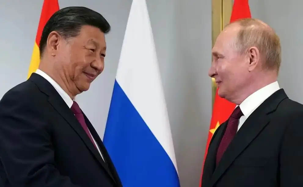 Vladimir Putin saluda a Xi Jinping durante un encuentro en la cumbre de la Organización de Cooperación de Shanghai