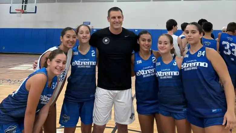 Las seis jugadoras de Rivadavia presentes en el Campus de Orlando Magic, junto al entrenador Jack Lutzeier