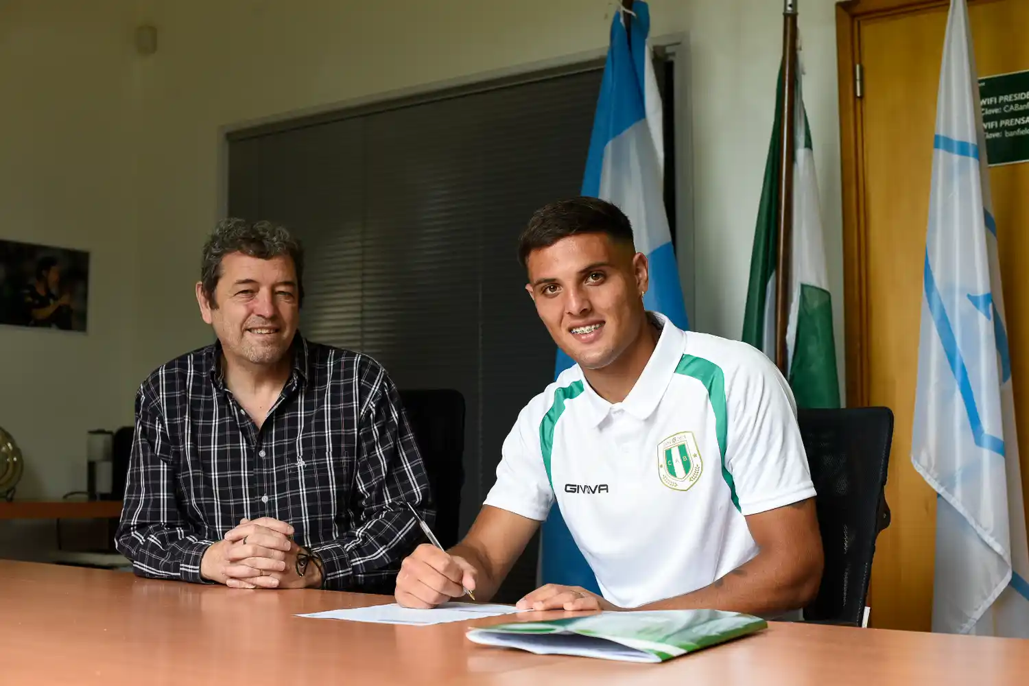 El tandilense Marcos Echeverría firmó su primer contrato en Banfield