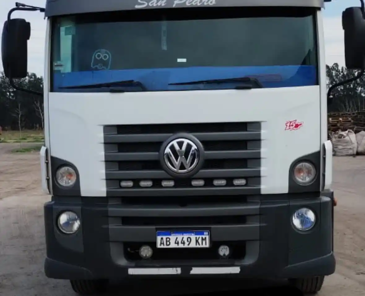 Los delincuentes abandonaron la carga y se llevaron el tractor.