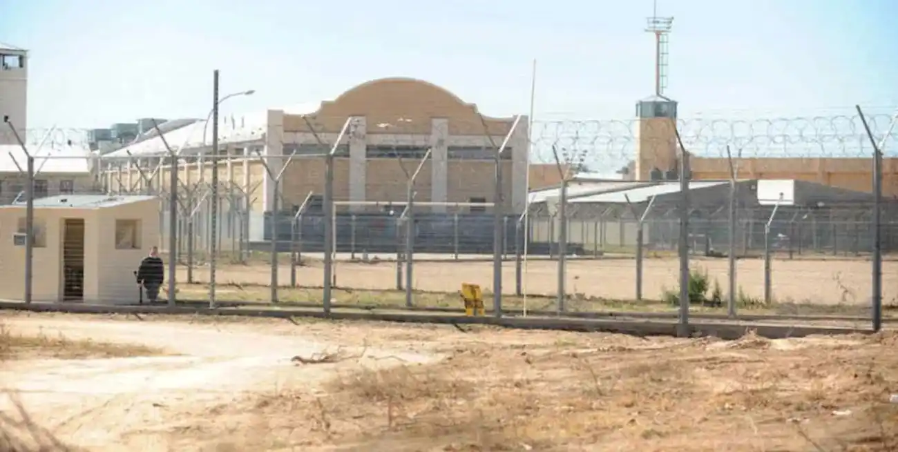 Cayó un guardiacárceles que intentó ingresar droga en un paquete tipo salamín al penal de Cruz del Eje