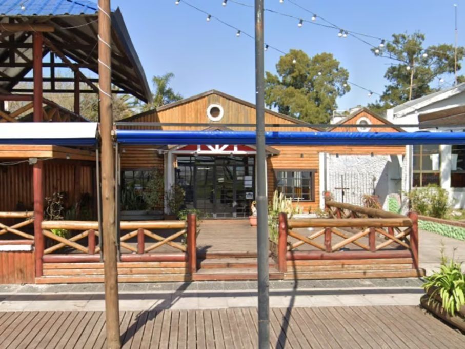 El brutal crimen ocurrió cuando el hombre salía de un restaurante ubicado sobre la ribera quilmeña. (Foto: Google Maps).