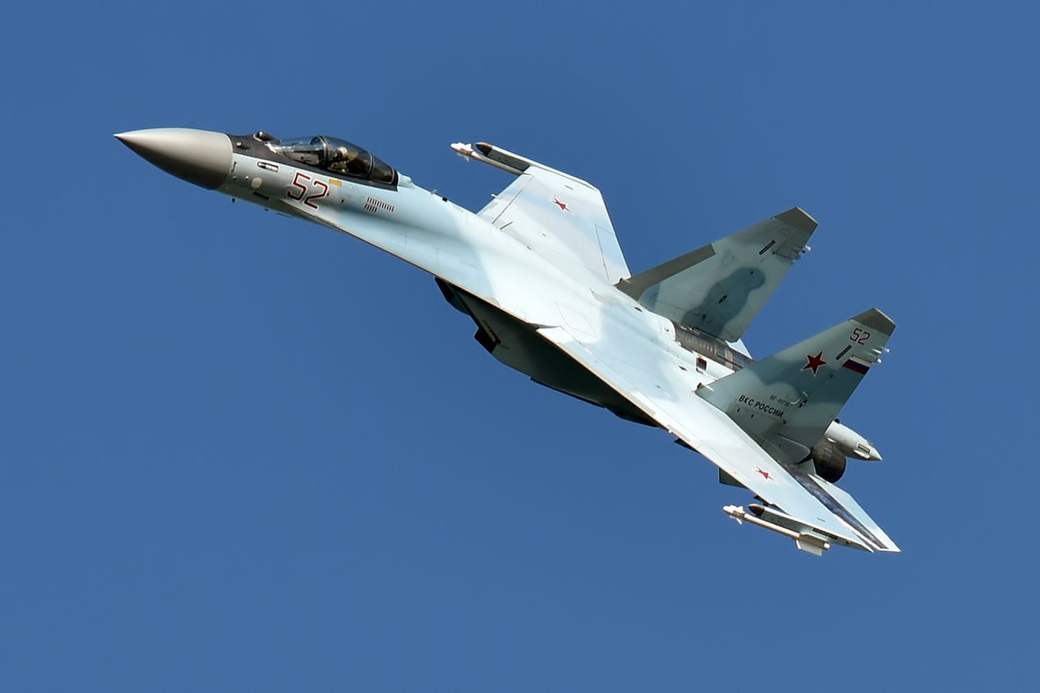 Spicy encounter between a Russian Su-35 and a Polish Let L-410 over the Black Sea