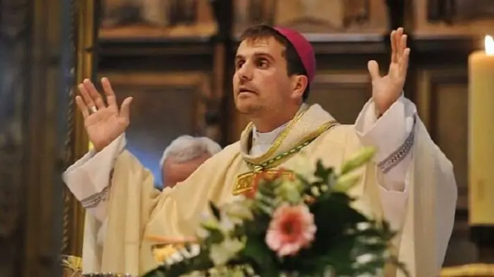 ¡LO SEDUJO EL LADO OSCURO! Obispo español se enamora de escritora sobre satanismo y esto es lo que hizo