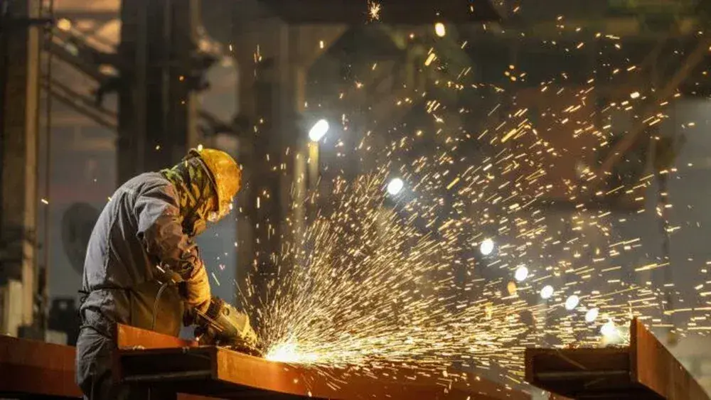 Un trabajador en un taller industrial. (Agencia Xinhua)