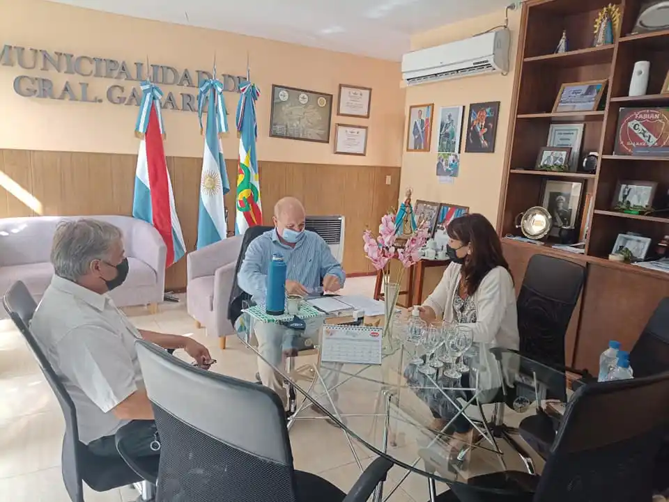 Reunión en el despacho municipal entre el intendente Fabián Menescardi y representantes de la Dirección Departamental de Escuelas encabezadas por su titular Liliana Monti.