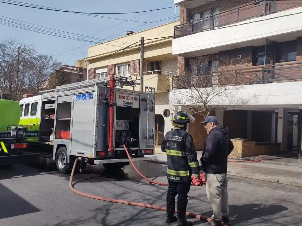 Incendio en un edificio de calle Tucumán al 3300: una mujer de 90 años resultó herida