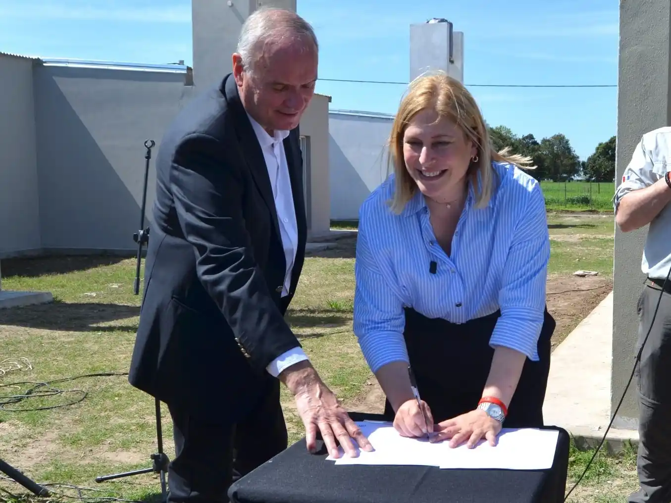 Firma de convenio entre el gobierno provincial y la Municipalidad de Villa Cañás. Foto: Gentileza.