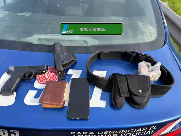 Un arma falsa, portaesposas y distintivos secuestrados: atraparon a un hombre que simulaba ser policía