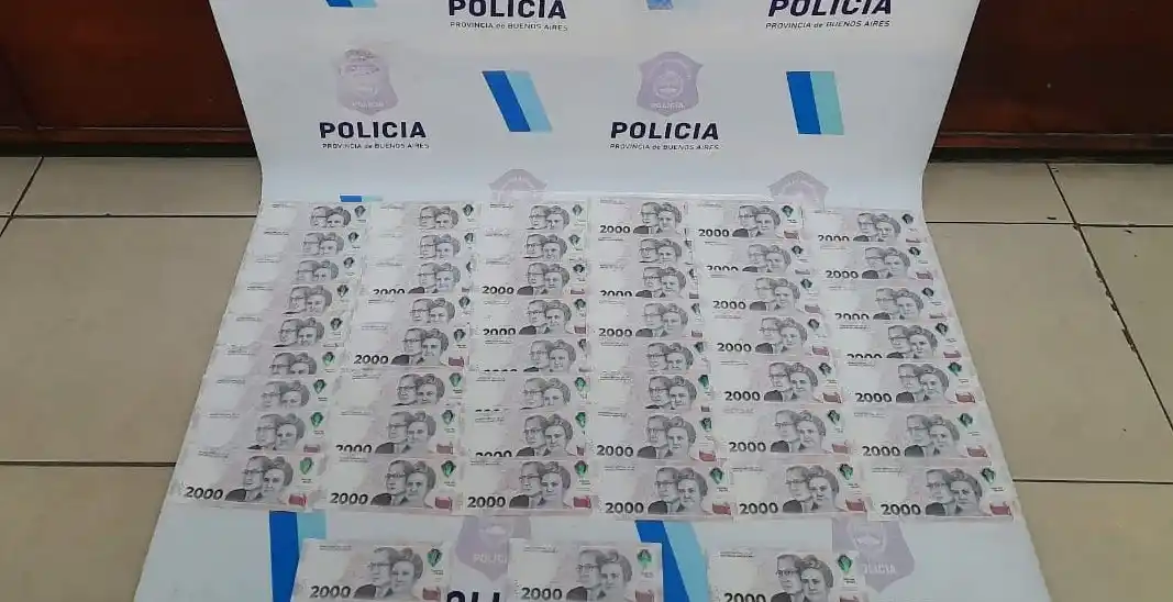 Cien mil pesos falsos en billetes de dos mil encontraron en el local de la Galería 2001.
