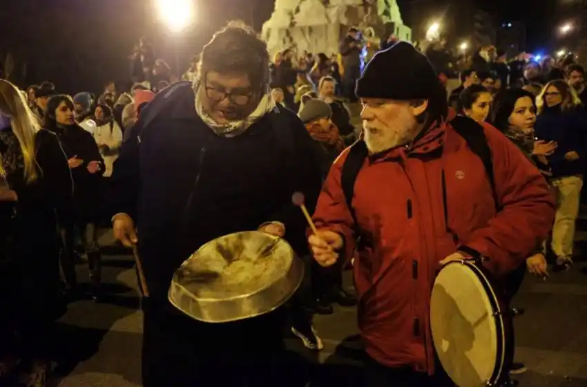 Al grito de "que se vaya", se realizó un "Cacerolazo" en el centro