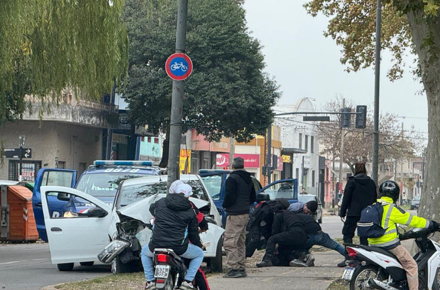 Conducía a toda velocidad, chocó contra un poste de luz y fue detenido por la Policía en zona sur