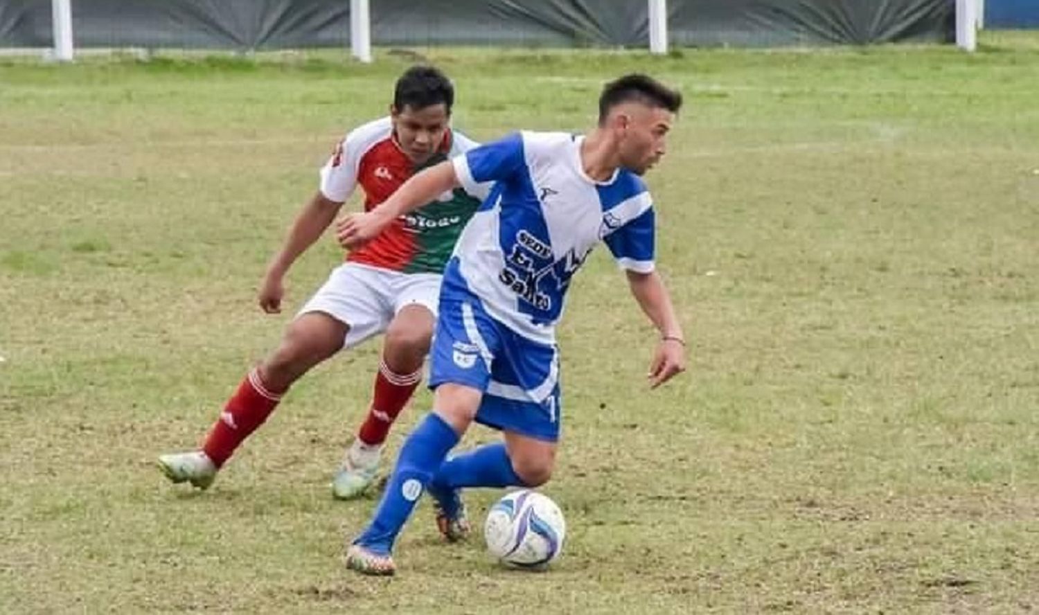 Balearon desde una moto a un jugador de fútbol: una bala quedó alojada en su pierna derecha