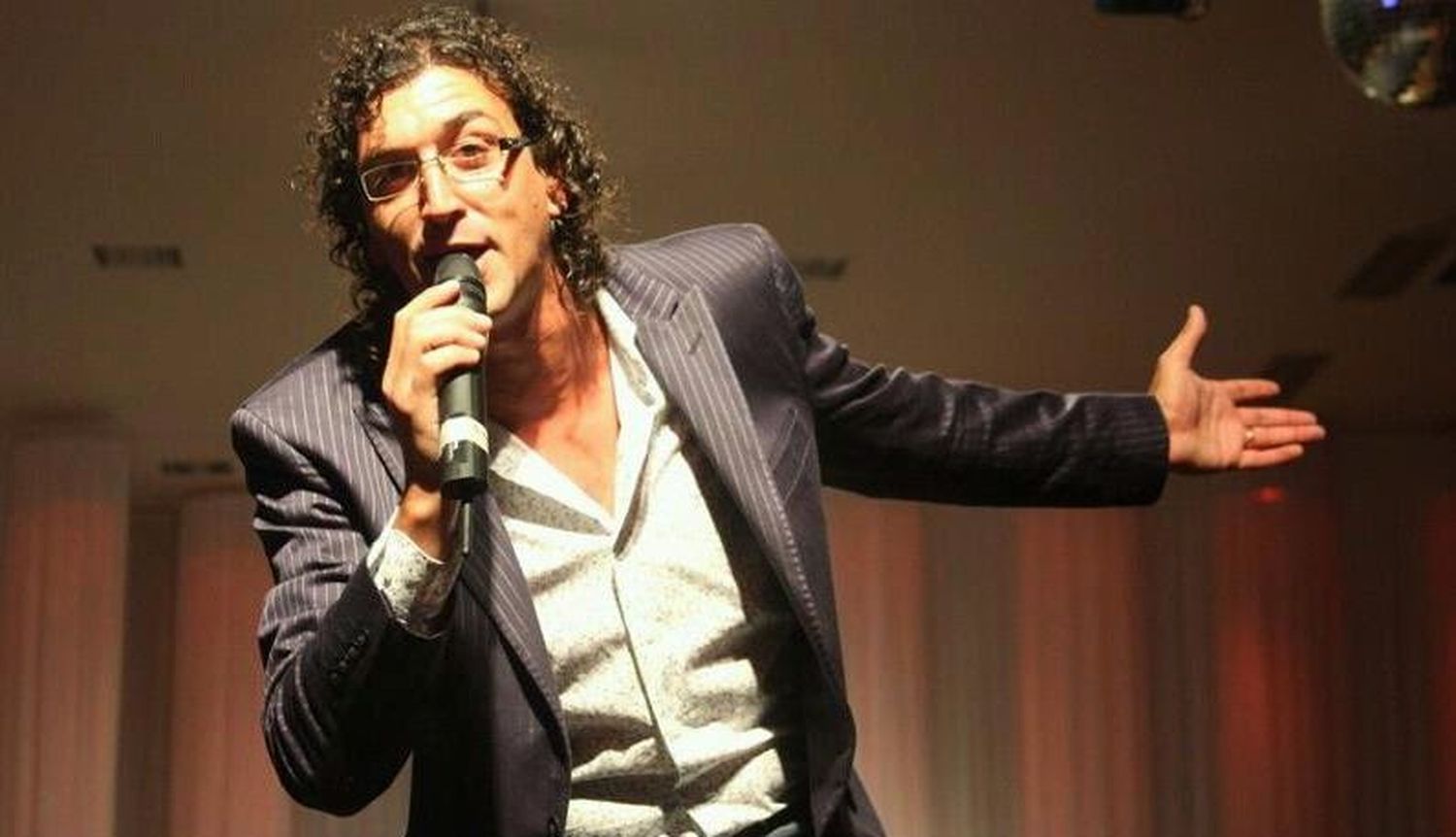 Show de éxitos latinos con el artista Ariel Loustaunau
