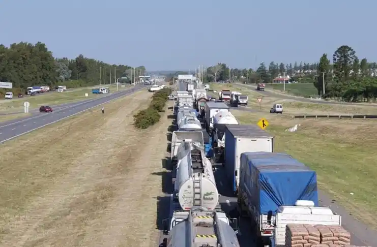 Piquete de transportistas de carga en Ruta 9: Sigue la protesta y hay largas filas en la autopista Rosario - Buenos Aires