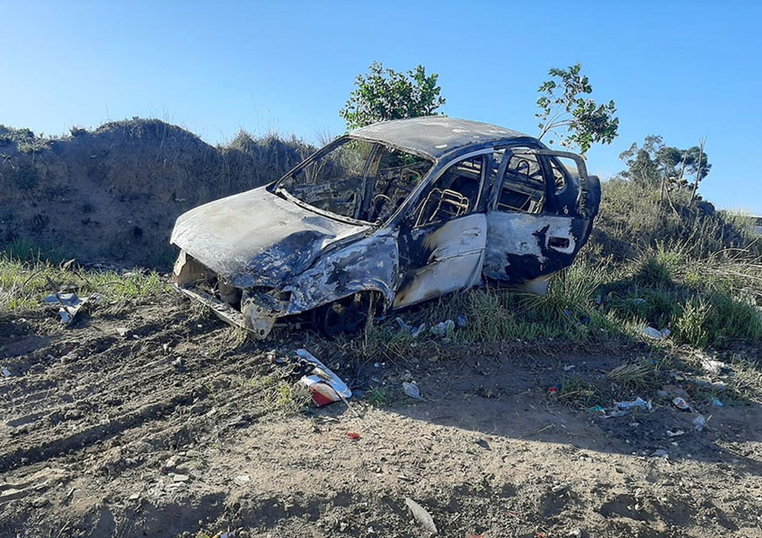 Hallaron un automóvil robado y otro que resultó incendiado