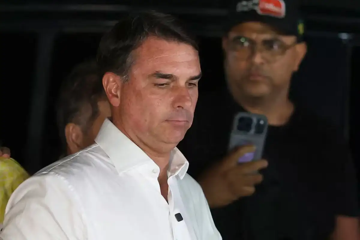 Flávio Bolsonaro aterrizó en Estados Unidos tras la derrota electoral en Brasil