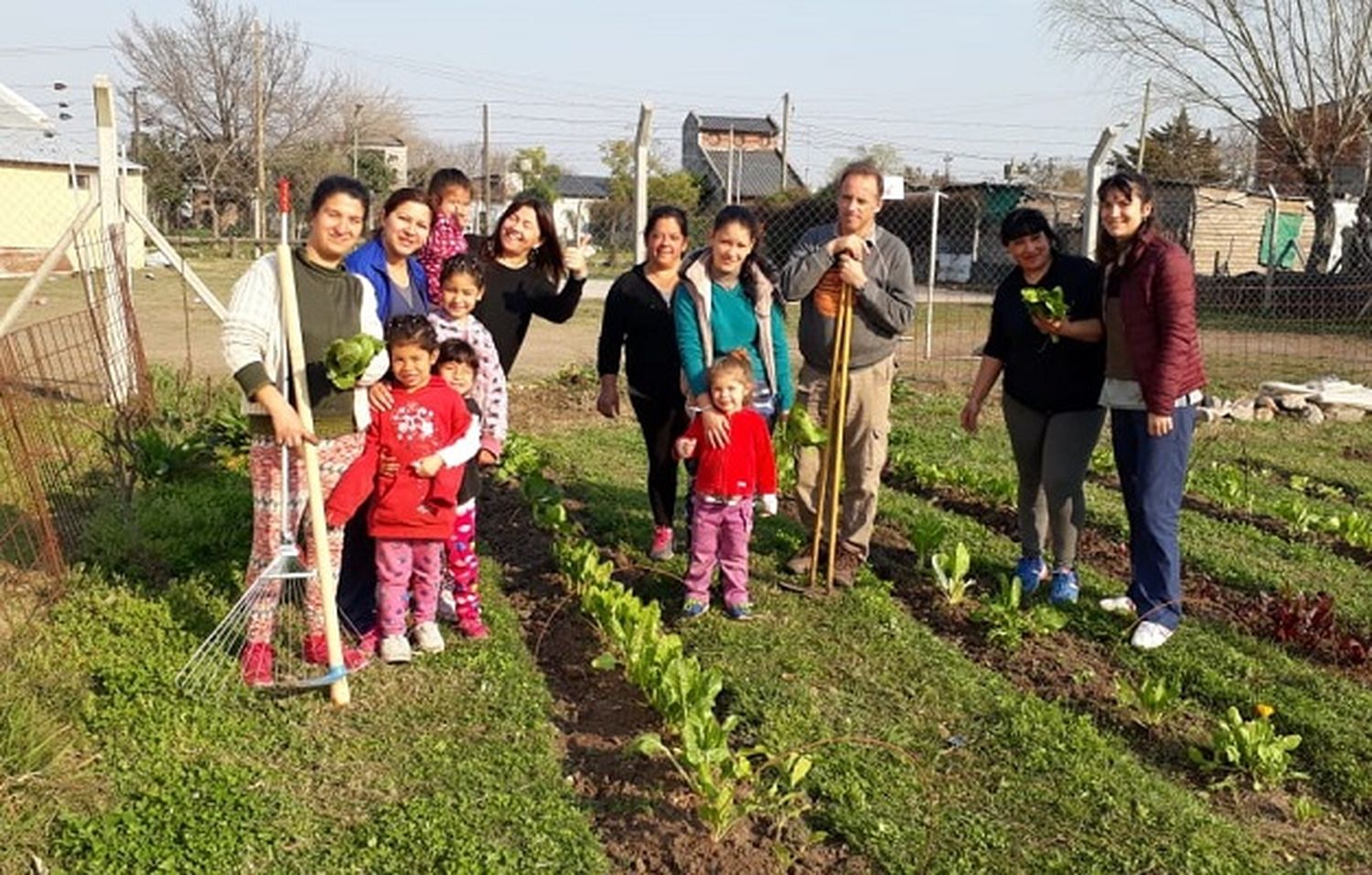 Diez mujeres realizan trabajos de huerta para vender y consumir lo que cosechan
