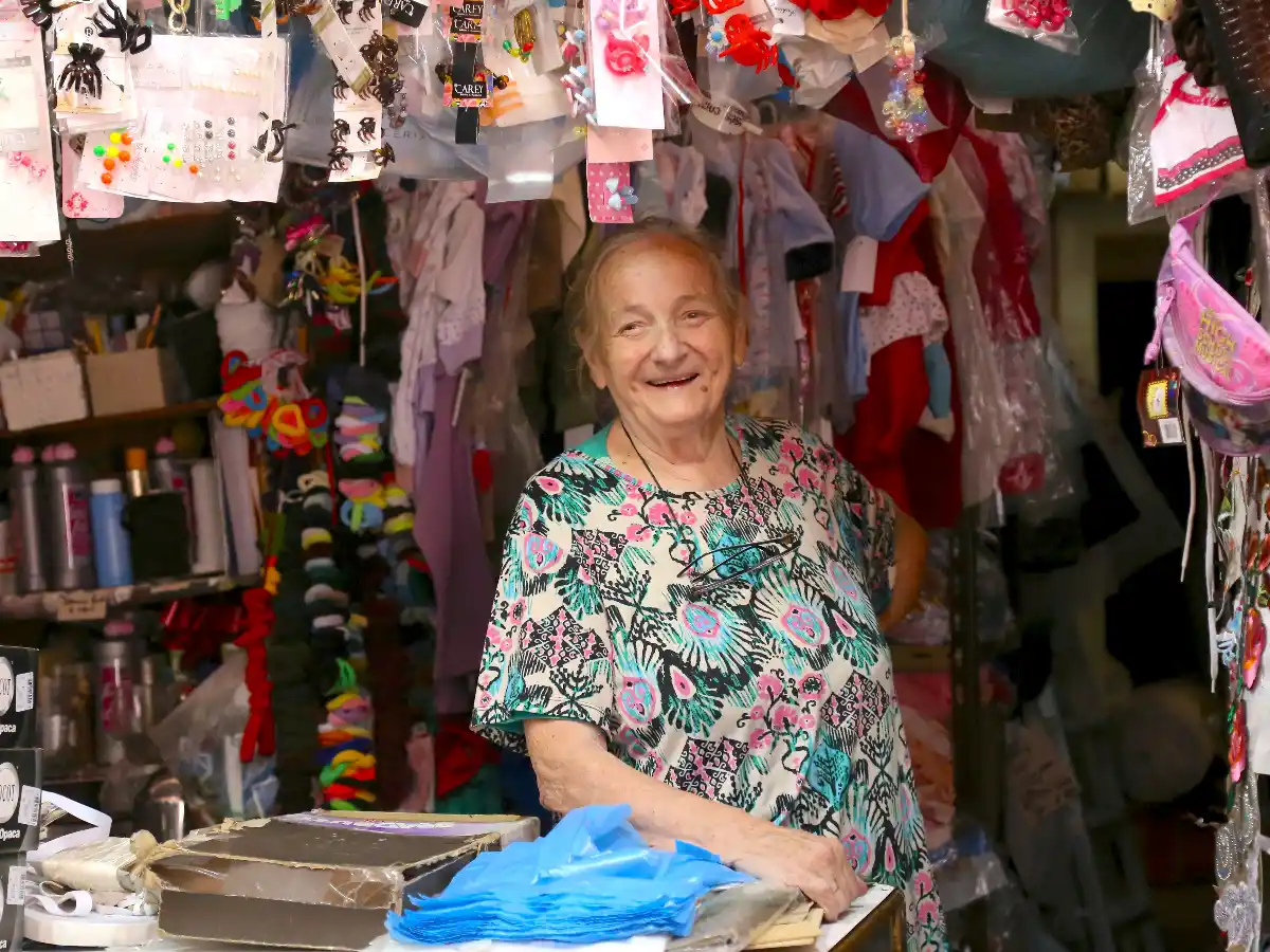 Lidia y la costura, una pasión que comenzó en la tienda Scolari