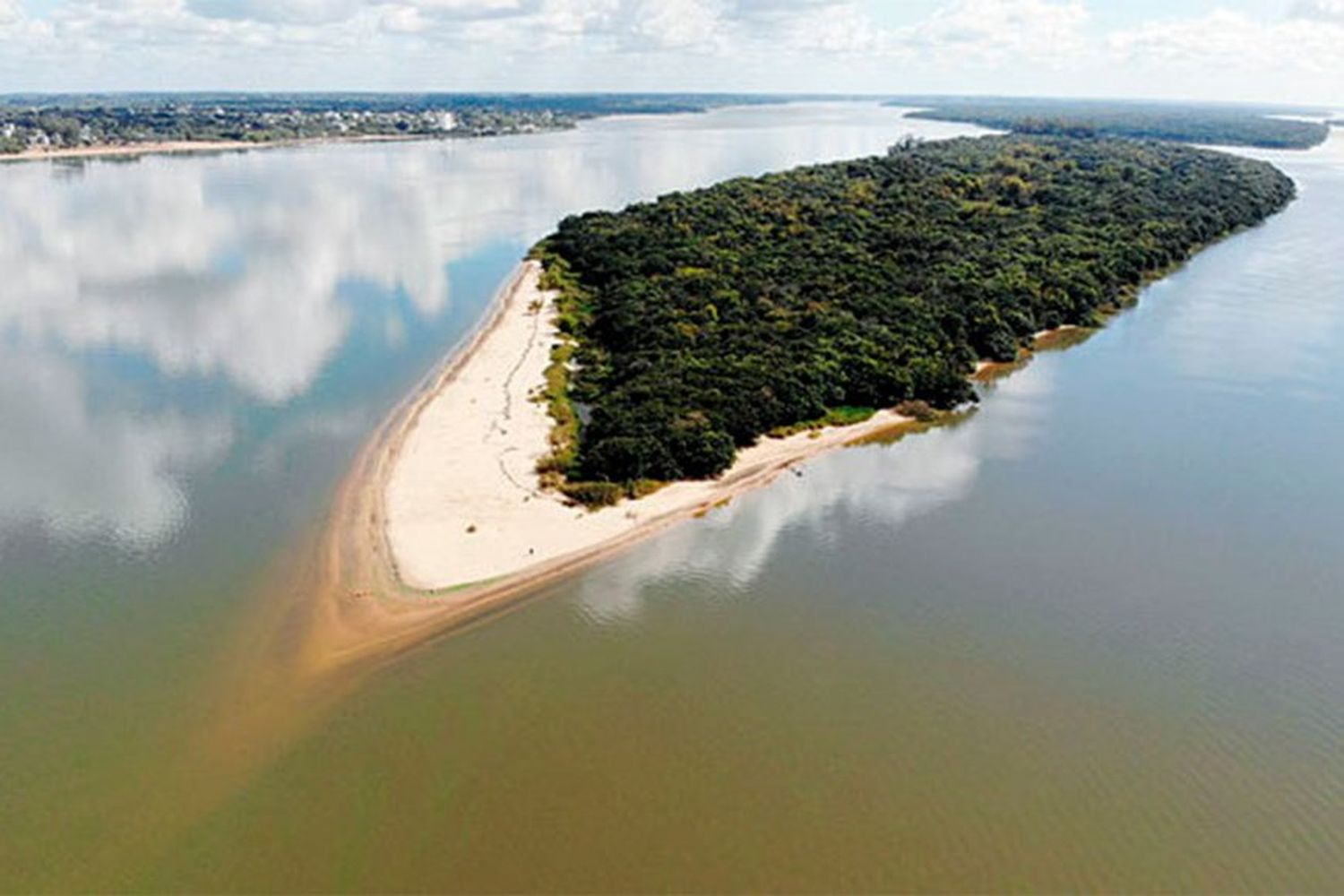 Rescataron a los ocupantes de un velero accidentado en el río Uruguay