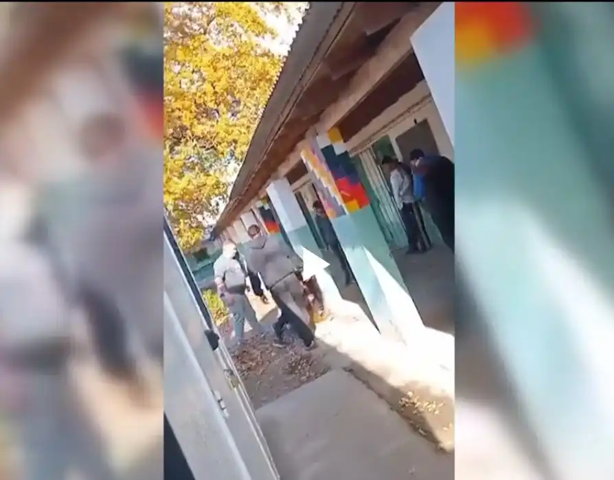 Así entraban la escuela N°80 de Moreno los familiares de una alumna.