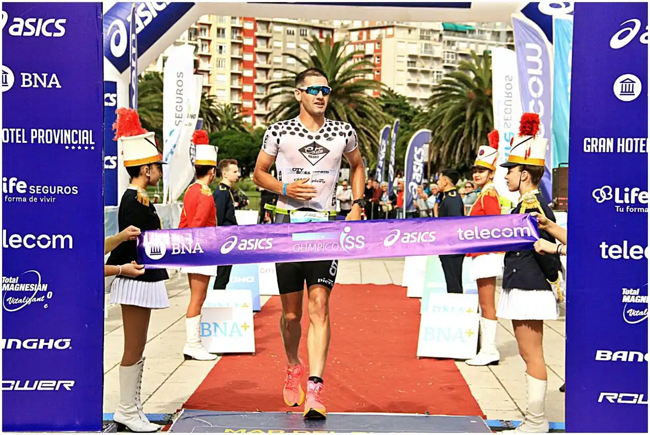 Gerónimo Dhereté cruzando la meta. (Foto: @myffotografia)